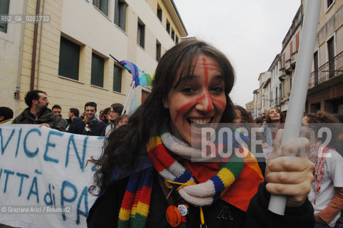 VICENZA 2 DICEMBRE 2006 - MANIFESTAZIONE PER LA PACE E CONTRO LA NUOVA BASE AMERICANA NELLAEREOPORTO DAL MOLIN ©Graziano Arici/Rosebud2
