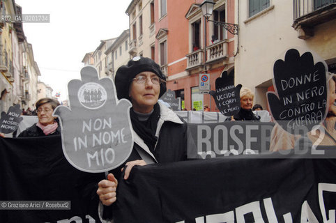 VICENZA 2 DICEMBRE 2006 - MANIFESTAZIONE PER LA PACE E CONTRO LA NUOVA BASE AMERICANA NELLAEREOPORTO DAL MOLIN ©Graziano Arici/Rosebud2