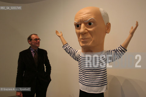VENEZIA 9 NOVEMBRE 2006 - EXPOSITION IN PALAZZO GRASSI : PICASSO: LA JOIE DE VIVRE 1945/1948 - THE DIRECTOR OF PALAZZO GRASSI JEAN-JACQUES AILLAGON IN FRONT OF THE WORK BY MAURIZIO CATTELAN : UNTITLED  ©Graziano Arici/Rosebud2