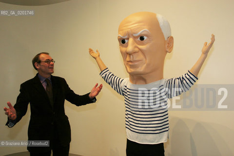 VENEZIA 9 NOVEMBRE 2006 - EXPOSITION IN PALAZZO GRASSI : PICASSO: LA JOIE DE VIVRE 1945/1948 - THE DIRECTOR OF PALAZZO GRASSI JEAN-JACQUES AILLAGON IN FRONT OF THE WORK BY MAURIZIO CATTELAN : UNTITLED  ©Graziano Arici/Rosebud2