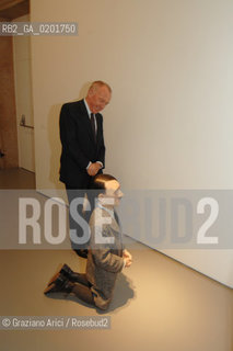 VENEZIA 9 NOVEMBRE 2006 - EXPOSITION IN PALAZZO GRASSI : PICASSO: LA JOIE DE VIVRE 1945/1948 - FRANCOIS PINAULT WITH A CATTELANS WORK ©Graziano Arici/Rosebud2