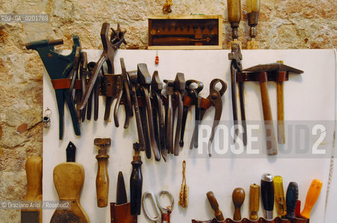 VENEZIA 6/2/07 LABORATORIO DI CALZATURIFICIO ARTIGIANALE DI GABRIELE GMEINER ©Graziano Arici/Rosebud2 SCARPA CALZOLAIO