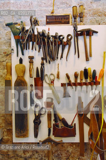 VENEZIA 6/2/07 LABORATORIO DI CALZATURIFICIO ARTIGIANALE DI GABRIELE GMEINER ©Graziano Arici/Rosebud2 SCARPA CALZOLAIO