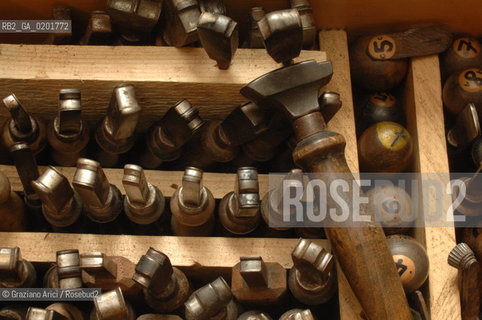 VENEZIA 6/2/07 LABORATORIO DI CALZATURIFICIO ARTIGIANALE DI GABRIELE GMEINER ©Graziano Arici/Rosebud2 SCARPA CALZOLAIO