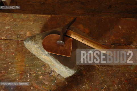 VENEZIA 6/2/07 LABORATORIO DI CALZATURIFICIO ARTIGIANALE DI GABRIELE GMEINER ©Graziano Arici/Rosebud2 SCARPA CALZOLAIO