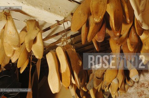 VENEZIA 6/2/07 LABORATORIO DI CALZATURIFICIO ARTIGIANALE DI GABRIELE GMEINER ©Graziano Arici/Rosebud2 SCARPA CALZOLAIO