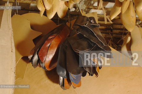 VENEZIA 6/2/07 LABORATORIO DI CALZATURIFICIO ARTIGIANALE DI GABRIELE GMEINER ©Graziano Arici/Rosebud2 SCARPA CALZOLAIO