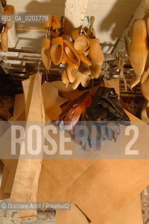 VENEZIA 6/2/07 LABORATORIO DI CALZATURIFICIO ARTIGIANALE DI GABRIELE GMEINER ©Graziano Arici/Rosebud2 SCARPA CALZOLAIO