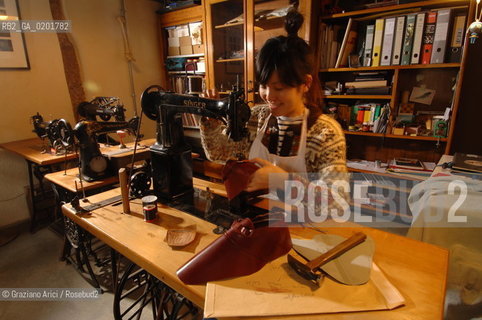 VENEZIA 6/2/07 LABORATORIO DI CALZATURIFICIO ARTIGIANALE DI GABRIELE GMEINER ©Graziano Arici/Rosebud2 SCARPA CALZOLAIO