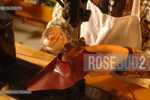 VENEZIA 6/2/07 LABORATORIO DI CALZATURIFICIO ARTIGIANALE DI GABRIELE GMEINER ©Graziano Arici/Rosebud2 SCARPA CALZOLAIO