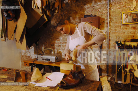 VENEZIA 6/2/07 LABORATORIO DI CALZATURIFICIO ARTIGIANALE DI GABRIELE GMEINER ©Graziano Arici/Rosebud2 SCARPA CALZOLAIO