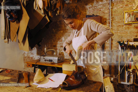 VENEZIA 6/2/07 LABORATORIO DI CALZATURIFICIO ARTIGIANALE DI GABRIELE GMEINER ©Graziano Arici/Rosebud2 SCARPA CALZOLAIO