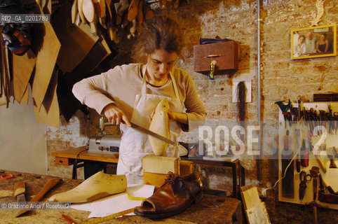 VENEZIA 6/2/07 LABORATORIO DI CALZATURIFICIO ARTIGIANALE DI GABRIELE GMEINER ©Graziano Arici/Rosebud2 SCARPA CALZOLAIO