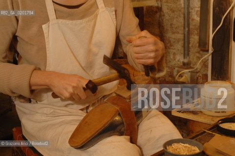 VENEZIA 6/2/07 LABORATORIO DI CALZATURIFICIO ARTIGIANALE DI GABRIELE GMEINER ©Graziano Arici/Rosebud2 SCARPA CALZOLAIO