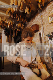 VENEZIA 6/2/07 LABORATORIO DI CALZATURIFICIO ARTIGIANALE DI GABRIELE GMEINER ©Graziano Arici/Rosebud2 SCARPA CALZOLAIO