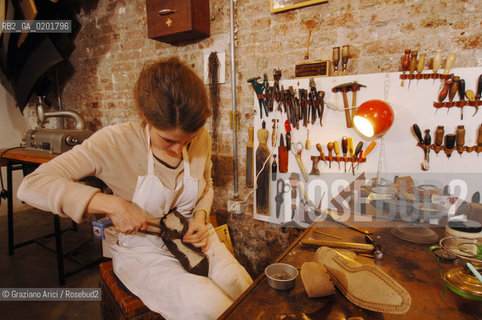 VENEZIA 6/2/07 LABORATORIO DI CALZATURIFICIO ARTIGIANALE DI GABRIELE GMEINER ©Graziano Arici/Rosebud2 SCARPA CALZOLAIO