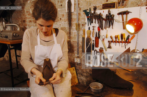 VENEZIA 6/2/07 LABORATORIO DI CALZATURIFICIO ARTIGIANALE DI GABRIELE GMEINER ©Graziano Arici/Rosebud2 SCARPA CALZOLAIO