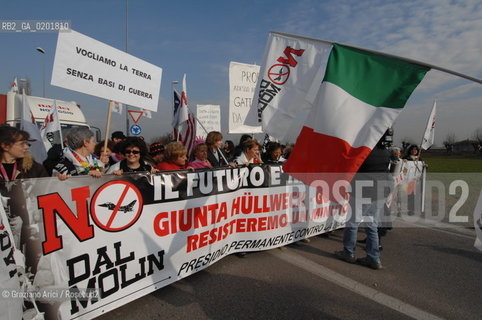 VICENZA 17/2/07 GREAT DEMONSTRATION AGAINST THE NEW US AIR FORCE MILITARY BASE AT DAL MOLIN AIRPORT ©Graziano Arici/Rosebud2 MANIFESTAZIONE PACE DIMOSTRAZIONE