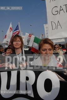 VICENZA 17/2/07 GREAT DEMONSTRATION AGAINST THE NEW US AIR FORCE MILITARY BASE AT DAL MOLIN AIRPORT : THE AMERICAN PEACE ACTIVIST STEPHANIE RAMSEY-WESTBROOK WITH THE NO DAL MOLIN COMMITEE ACTIVIST CINZIA BOTTENE ©Graziano Arici/Rosebud2 MANIFESTAZIONE PACE DIMOSTRAZIONE