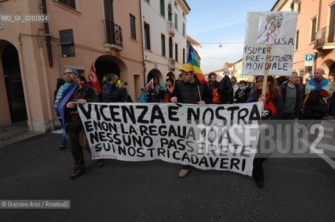 VICENZA 17/2/07 GREAT DEMONSTRATION AGAINST THE NEW US AIR FORCE MILITARY BASE AT DAL MOLIN AIRPORT ©Graziano Arici/Rosebud2 MANIFESTAZIONE PACE DIMOSTRAZIONE