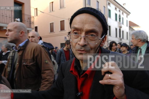 VICENZA 17/2/07 GREAT DEMONSTRATION AGAINST THE NEW US AIR FORCE MILITARY BASE AT DAL MOLIN AIRPORT : THE POLITICIAN ACTIVIST ORESTE SCALZONE ©Graziano Arici/Rosebud2 MANIFESTAZIONE PACE DIMOSTRAZIONE