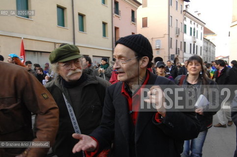 VICENZA 17/2/07 GREAT DEMONSTRATION AGAINST THE NEW US AIR FORCE MILITARY BASE AT DAL MOLIN AIRPORT : THE POLITICIAN ACTIVIST ORESTE SCALZONE ©Graziano Arici/Rosebud2 MANIFESTAZIONE PACE DIMOSTRAZIONE