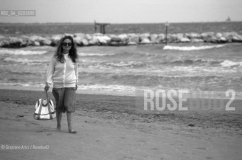 Caption: Nome: .OMBRES ROSANNA.Descrizione: .LETTERATURA SCRITTRICE/AL MARE SULLA SPIAGGIA.Credit: .Graziano Arici/Rosebud2/.Costo: .A.Nazione: .ITALIA.Città: ..Data: .1988