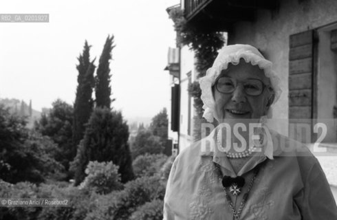 Caption: Nome: .STARK FREYA.Descrizione: .LETTERATURA SCRITTRICE ESPLORATRICE / NEL GIARDINO DELLA SUA CASA / CUFFIA.LITERATURE WOMAN WRITER EXPLORER / IN THE GARDEN OF HER HAUSE / BONNET.Credit: .Graziano Arici/Rosebud2/.Costo: .A.Nazione: .GRAN BRETAGNA.GREAT BRITAIN.Città: .TREVISO (ASOLO).Data: .1996