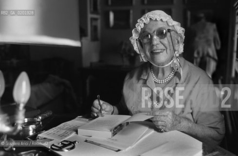 Caption: Nome: .STARK FREYA.Descrizione: .LETTERATURA SCRITTRICE ESPLORATRICE / AUTOGRAFA UN LIBRO NELLA SUA CASA / CUFFIA.LITERATURE WOMAN WRITER EXPLORER / SIGNING A BOOK IN HER HOME / BONNET.Credit: .Graziano Arici/Rosebud2/.Costo: .A.Nazione: .GRAN BRETAGNA.GREAT BRITAIN.Città: .TREVISO (ASOLO).Data: .1996