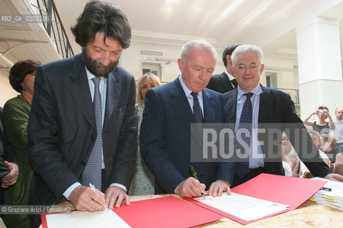 VENICE 8/06/07 - CERIMONY OF CONSIGNEMENT OF THE PUNTA DELLA DOGANA TO FRANCOIS PINAULT TO BUILD THE NEW ART CONTEMPORANY MUSEUM IN VENICE : THE MAYOR OF VENICE AND MASSIMO CACCIARI, FRANCOIS PINAULT, ©Graziano Arici/Rosebud2 ARTE