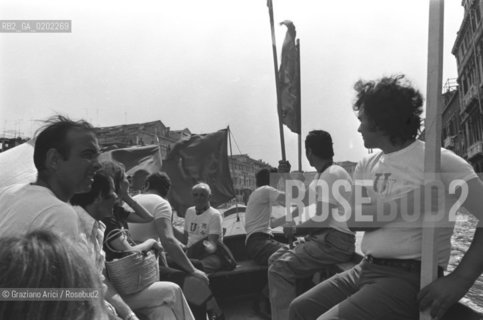 VENEZIA 1973 FESTIVAL NAZIONALE DELLUNITA © ARCHIVIO Graziano Arici/Rosebud2  POLITICA PCI BANDIERE UOMINI IN BARCA