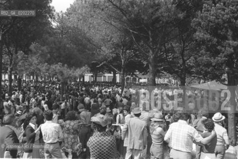 VENEZIA 1973 FESTIVAL NAZIONALE DELLUNITA © ARCHIVIO Graziano Arici/Rosebud2  POLITICA PCI FOLLA GIARDINI SANTELENA