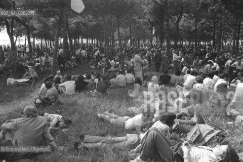 VENEZIA 1973 PERSONE SEDUTE SULLERBA AL FESTIVAL NAZIONALE DELLUNITA © ARCHIVIO Graziano Arici/Rosebud2  POLITICA PCI FOLLA GIARDINI SANTELENA