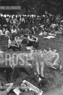 VENEZIA 1973 PERSONE SEDUTE SULLERBA AL FESTIVAL NAZIONALE DELLUNITA © ARCHIVIO Graziano Arici/Rosebud2  POLITICA PCI FOLLA GIARDINI SANTELENA
