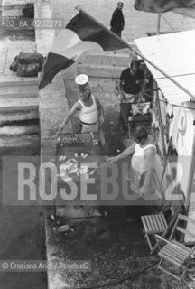 VENEZIA 1973 CHIOSCO CUCINA AL FESTIVAL NAZIONALE DELLUNITA © ARCHIVIO Graziano Arici/Rosebud2  POLITICA PCI CUCINA CUOCHI BANCHETTO SALSICCE POLENTA