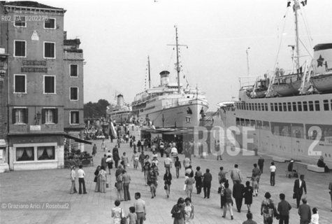 VENEZIA 1973 FESTIVAL NAZIONALE DELLUNITA © ARCHIVIO Graziano Arici/Rosebud2  POLITICA PCI NAVI PASSEGGERI FONDAMENTA PERSONE HOTEL BUCINTORO CAMPO SAN BIASIO