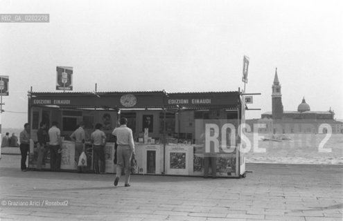 VENEZIA 1973 FESTIVAL NAZIONALE DELLUNITA © ARCHIVIO Graziano Arici/Rosebud2  POLITICA PCI FONDAMENTA BARACCHINO STAND INFORMAZIONI LIBRI EDIZIONI EINAUDI