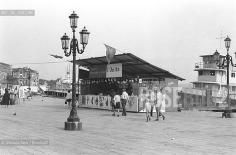 VENEZIA 1973 FESTIVAL NAZIONALE DELLUNITA © ARCHIVIO Graziano Arici/Rosebud2  POLITICA PCI FONDAMENTA BARACCHINO STAND DELLUNITA PERSONE