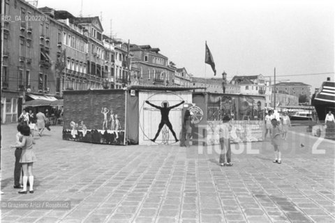 VENEZIA 1973 FESTIVAL NAZIONALE DELLUNITA © ARCHIVIO Graziano Arici/Rosebud2  POLITICA PCI FONDAMENTA BARACCHINO STAND DELLUNITA PERSONE