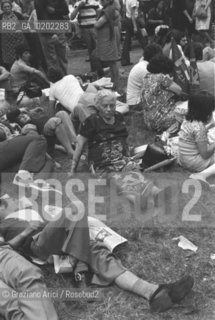 VENEZIA 1973 PERSONE SEDUTE SULLERBA AL FESTIVAL NAZIONALE DELLUNITA © ARCHIVIO Graziano Arici/Rosebud2  POLITICA PCI FOLLA GIARDINI SANTELENA