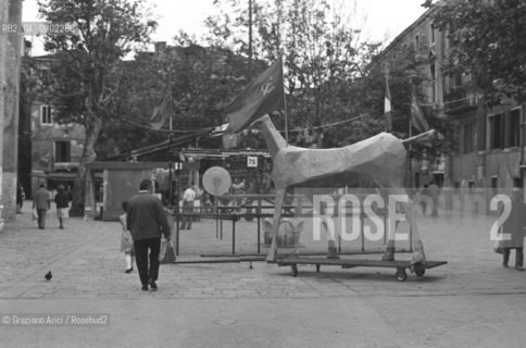 VENEZIA 1973 FESTIVAL NAZIONALE DELLUNITA E MARCOCAVALLO © ARCHIVIO Graziano Arici/Rosebud2  POLITICA PCI STAND DELLUNITA CAMPO SAN POLO MARCOCAVALLO SCULTURA VITTORIO BASAGLIA PER OSPEDALE PSICHIATRICO