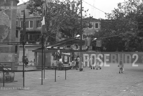 VENEZIA 1973 FESTIVAL NAZIONALE DELLUNITA © ARCHIVIO Graziano Arici/Rosebud2  POLITICA PCI STAND DELLUNITA CAMPO SAN POLO
