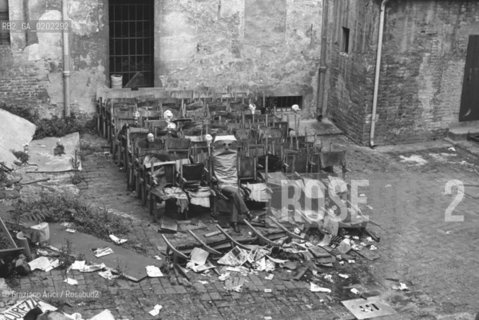 1973 PERFORMANCE  © ARCHIVIO Graziano Arici/Rosebud2  SPETTACOLO PERSONA CON SACCHETTO IN TESTA