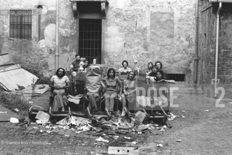 1973 PERFORMANCE  © ARCHIVIO Graziano Arici/Rosebud2  SPETTACOLO PERSONA CON SACCHETTO IN TESTA RAGAZZI