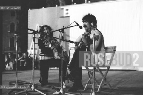 VENEZIA 1973 CANZONIERE POPOLARE VENETO ALLA FESTA NAZIONALE DELLUNITA© ARCHIVIO Graziano Arici/Rosebud2  MUSICA POPOLARE VENETA EMANUELA MAGRO ALBERTO DAMICO LUISA RONCHINI POLITICA PCI FESTA UNITA CAMPO FRARI