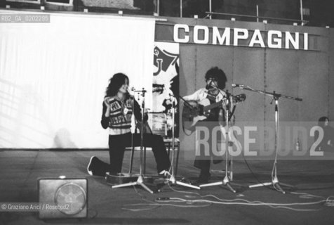 VENEZIA 1973 CANZONIERE POPOLARE VENETO ALLA FESTA NAZIONALE DELLUNITA© ARCHIVIO Graziano Arici/Rosebud2  MUSICA POPOLARE VENETA EMANUELA MAGRO ALBERTO DAMICO LUISA RONCHINI POLITICA PCI FESTA UNITA CAMPO FRARI