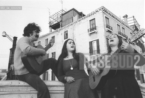 VENEZIA, 1975, CANZONIERE POPOLARE VENETO, EMANUELA MAGRO, ALBERTO DAMICO, LUISA RONCHINI, FONIT CETRA © ARCHIVIO Graziano Arici/Rosebud2  MUSICA POPOLARE VENETA MS