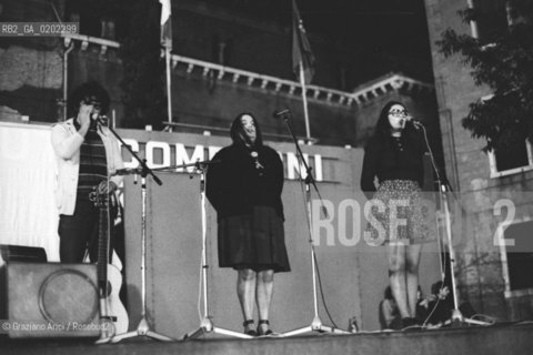 VENEZIA 1973 CANZONIERE POPOLARE VENETO ALLA FESTA NAZIONALE DELLUNITA© ARCHIVIO Graziano Arici/Rosebud2  MUSICA POPOLARE VENETA EMANUELA MAGRO ALBERTO DAMICO LUISA RONCHINI POLITICA PCI FESTA UNITA CAMPO FRARI
