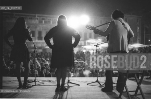 VENEZIA 1973 CANZONIERE POPOLARE VENETO ALLA FESTA NAZIONALE DELLUNITA© ARCHIVIO Graziano Arici/Rosebud2  MUSICA POPOLARE VENETA EMANUELA MAGRO ALBERTO DAMICO LUISA RONCHINI POLITICA PCI FESTA UNITA CAMPO FRARI