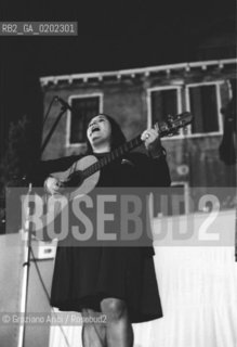 VENEZIA 1973 CANZONIERE POPOLARE VENETO ALLA FESTA NAZIONALE DELLUNITA© ARCHIVIO Graziano Arici/Rosebud2  MUSICA POPOLARE VENETA EMANUELA MAGRO ALBERTO DAMICO LUISA RONCHINI POLITICA PCI FESTA UNITA CAMPO FRARI